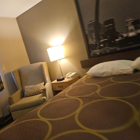 Super 8 By Wyndham Ava Motel Bagian luar foto