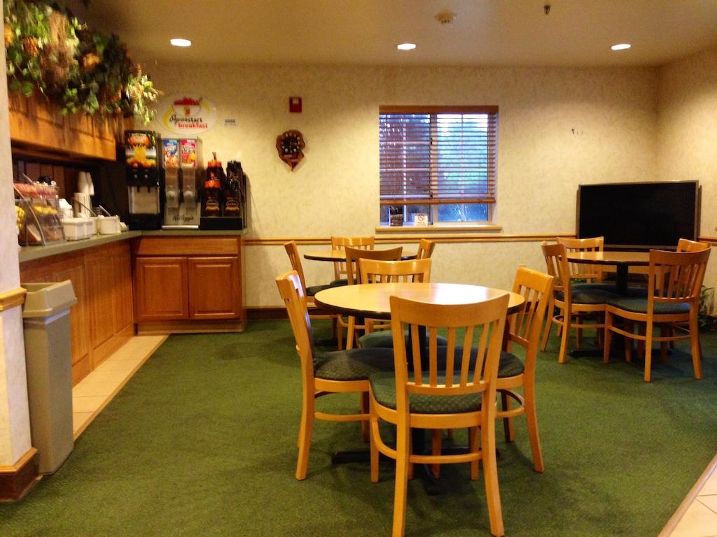 Super 8 By Wyndham Ava Motel Bagian luar foto
