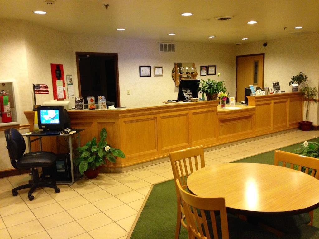 Super 8 By Wyndham Ava Motel Bagian luar foto