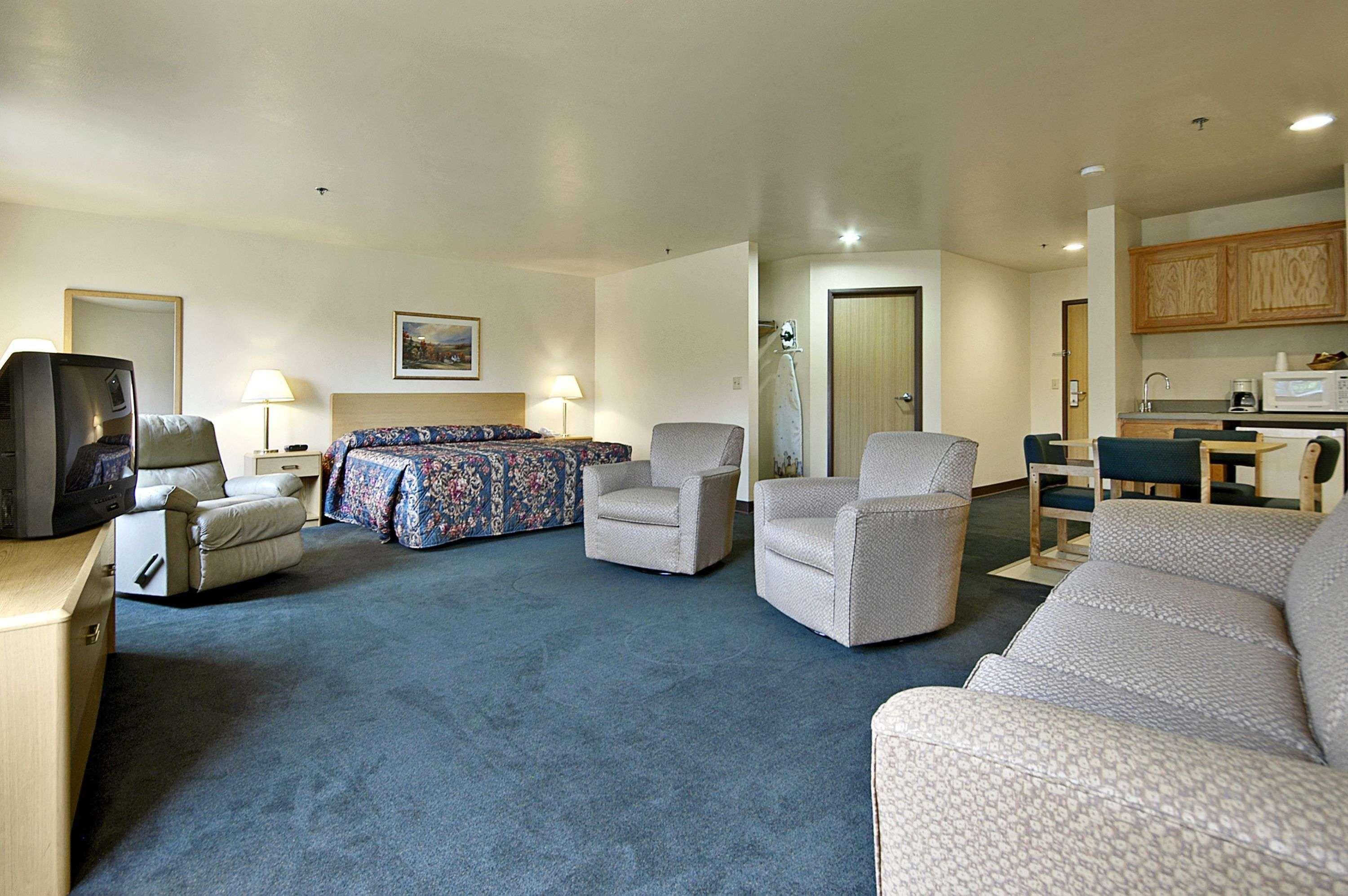 Super 8 By Wyndham Ava Motel Bagian luar foto