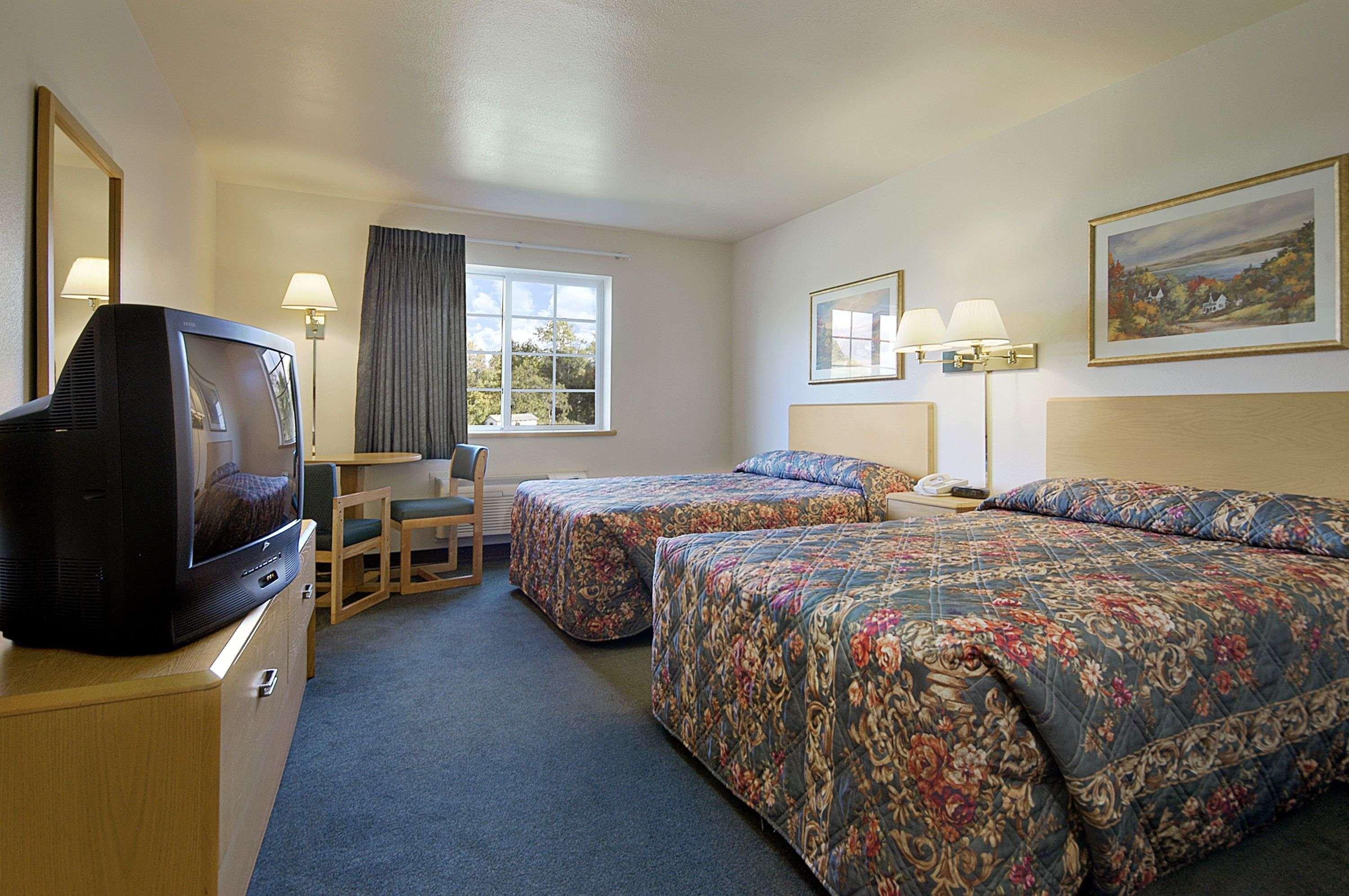 Super 8 By Wyndham Ava Motel Bagian luar foto