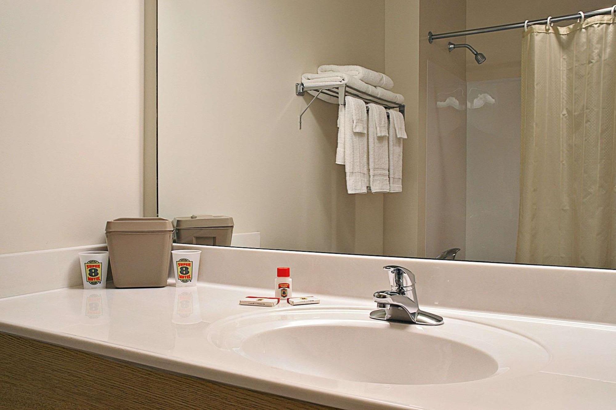 Super 8 By Wyndham Ava Motel Bagian luar foto