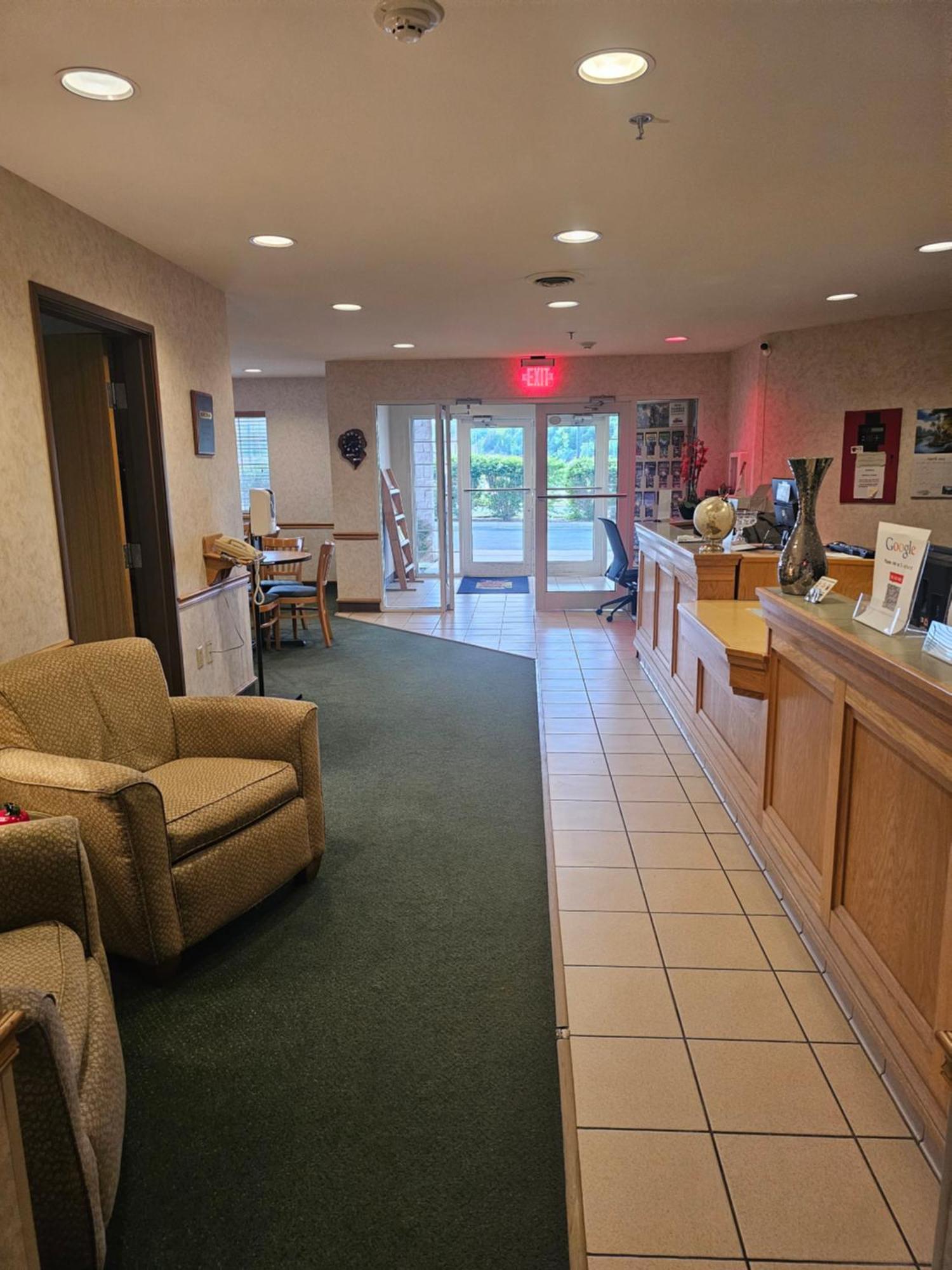 Super 8 By Wyndham Ava Motel Bagian luar foto