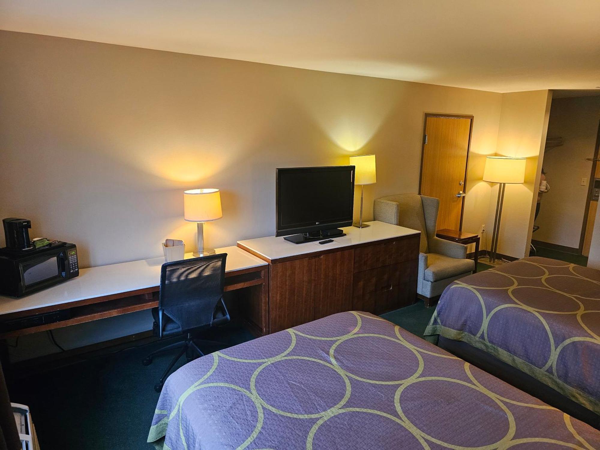 Super 8 By Wyndham Ava Motel Bagian luar foto