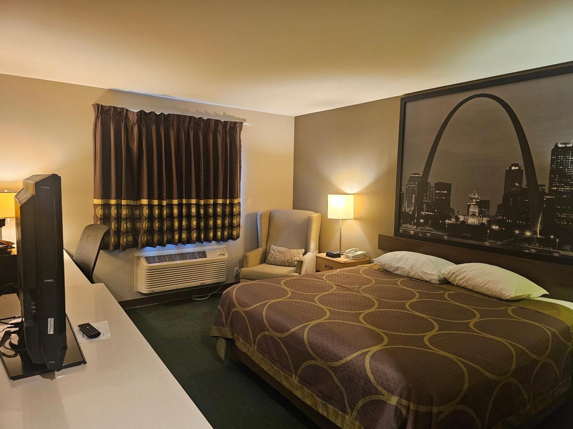 Super 8 By Wyndham Ava Motel Bagian luar foto