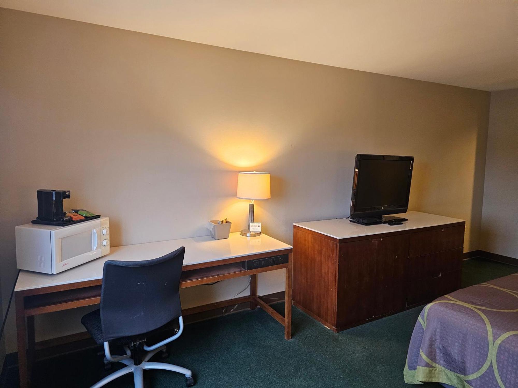 Super 8 By Wyndham Ava Motel Bagian luar foto