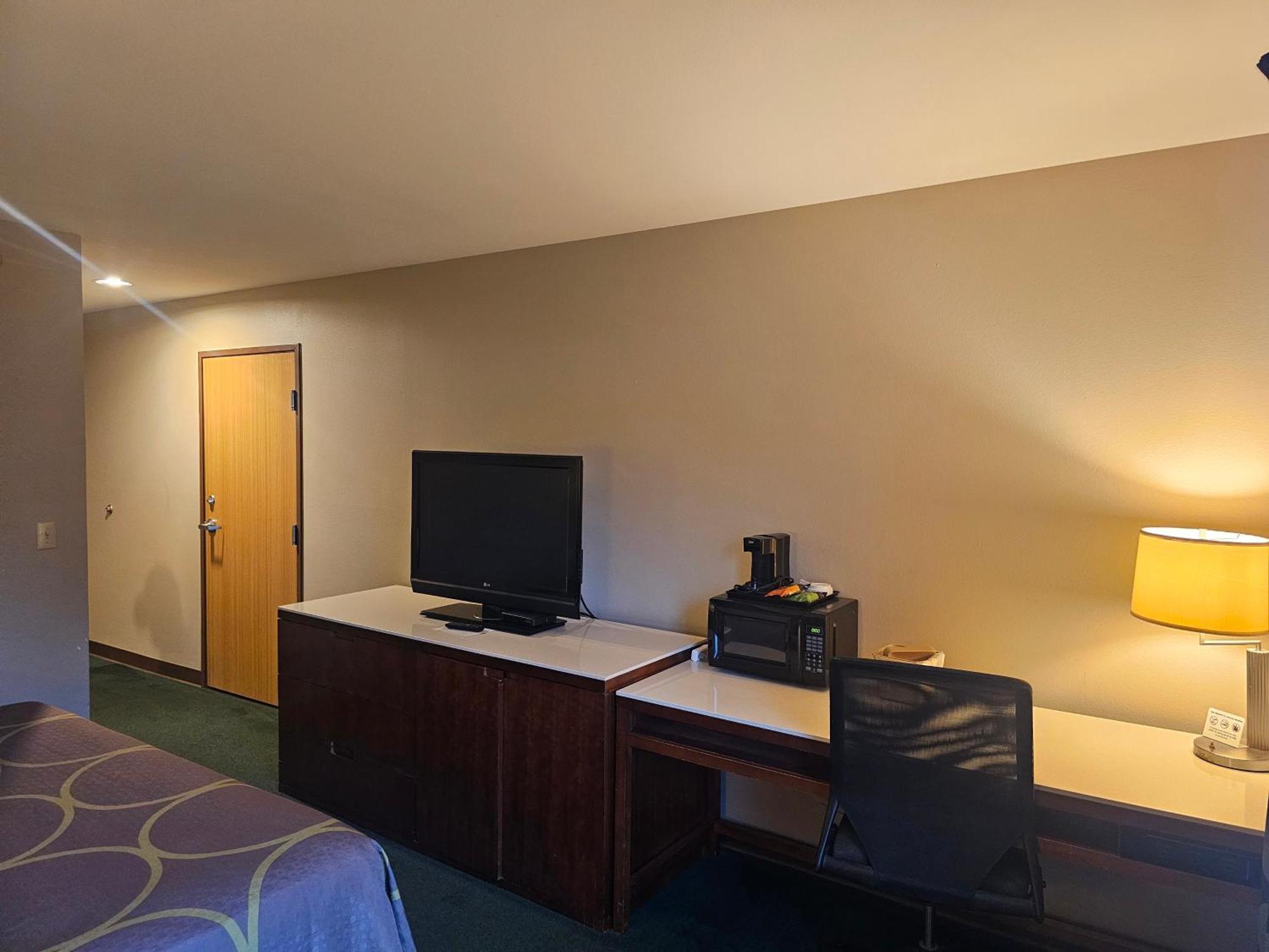 Super 8 By Wyndham Ava Motel Bagian luar foto