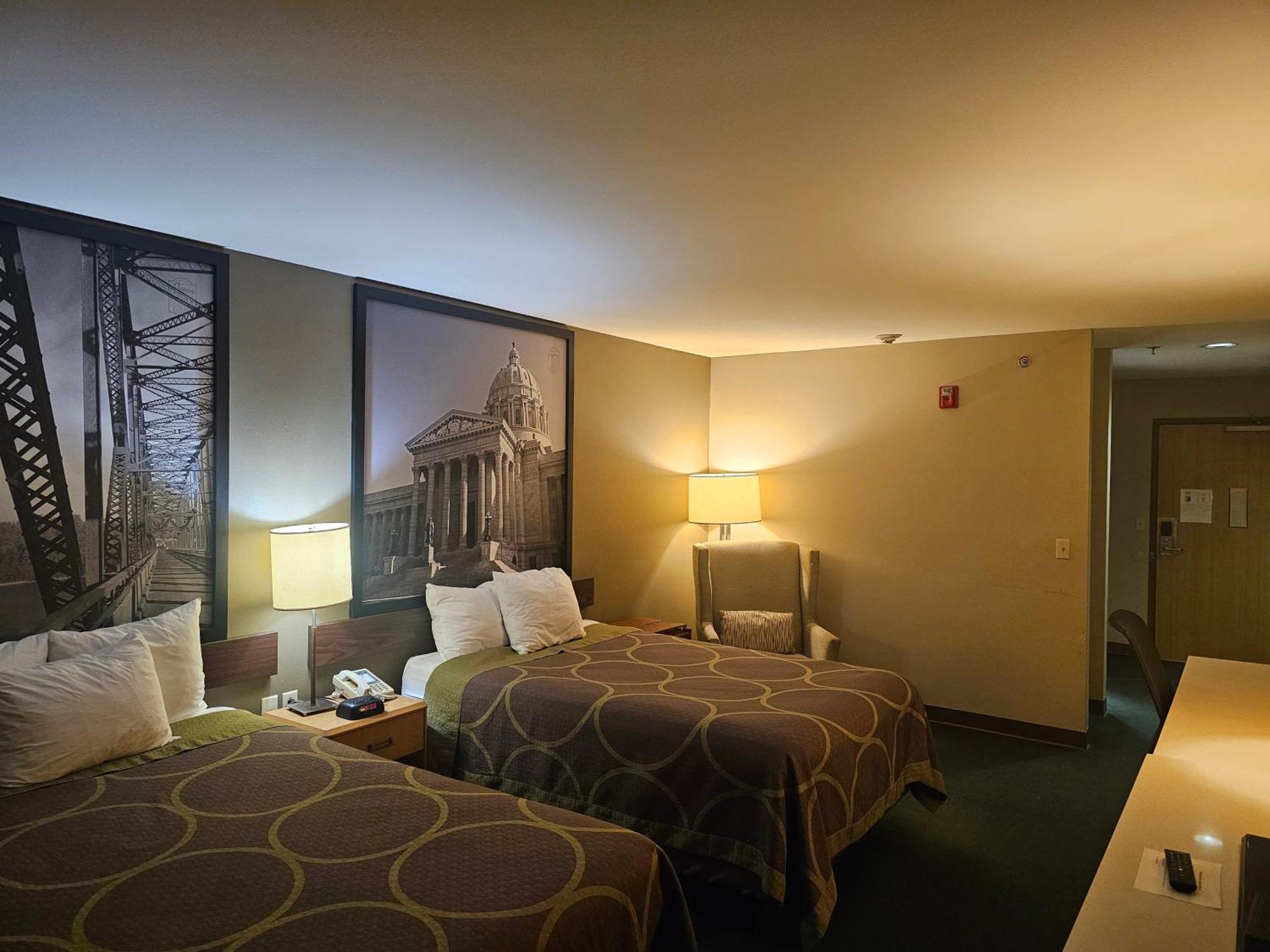 Super 8 By Wyndham Ava Motel Bagian luar foto