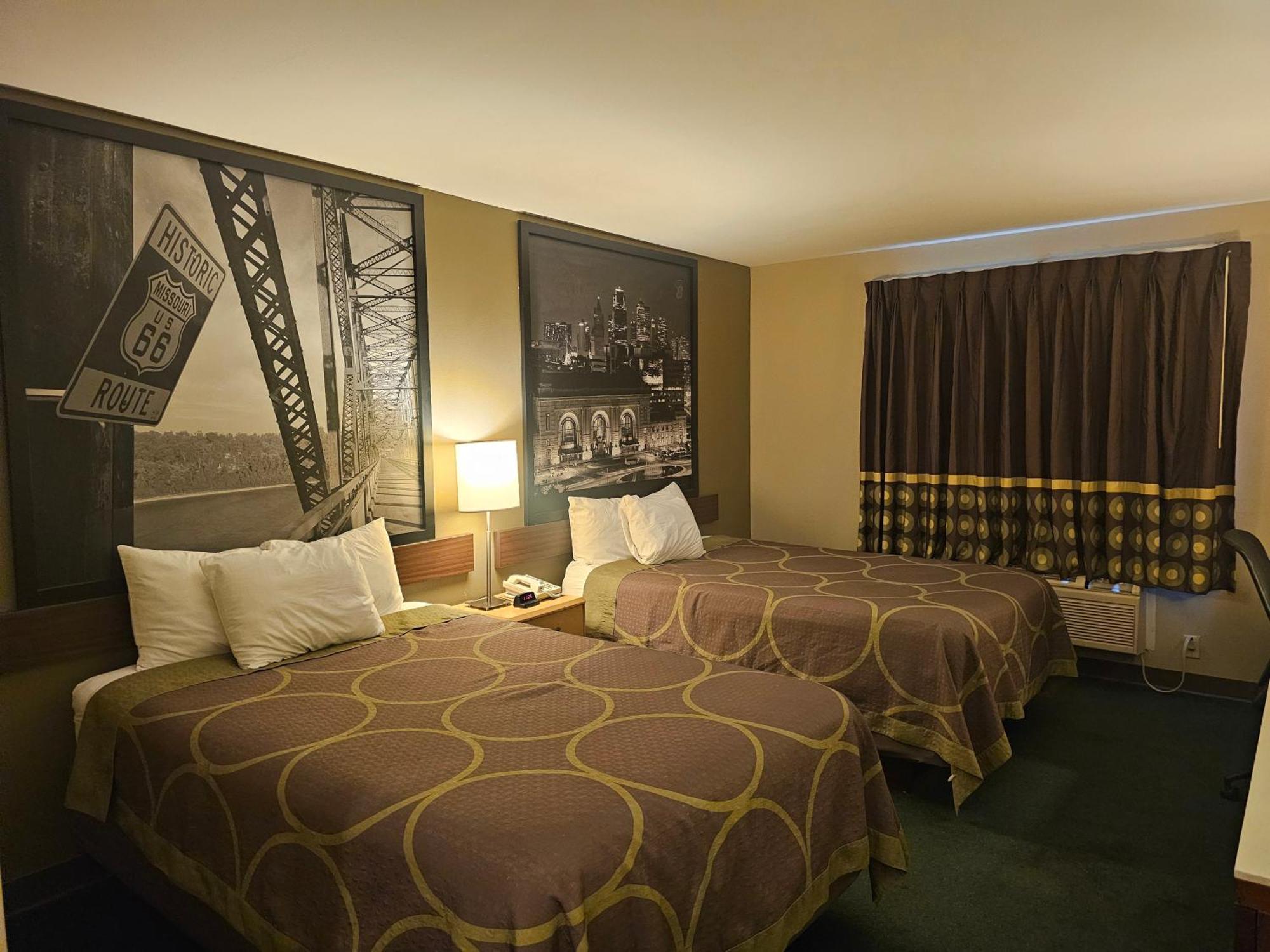 Super 8 By Wyndham Ava Motel Bagian luar foto