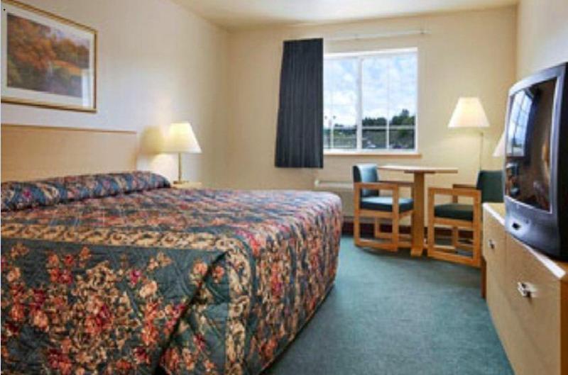 Super 8 By Wyndham Ava Motel Bagian luar foto