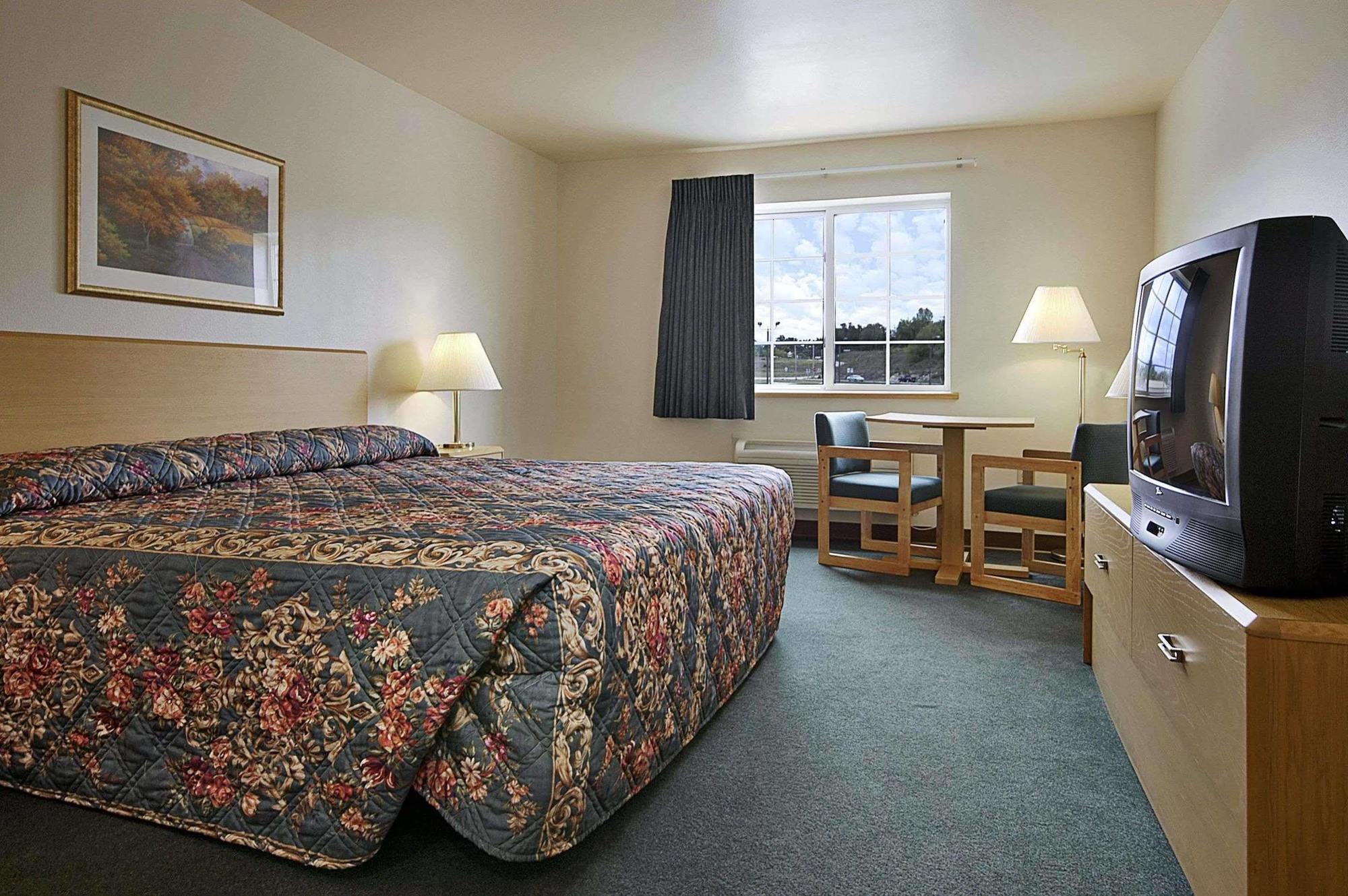 Super 8 By Wyndham Ava Motel Bagian luar foto