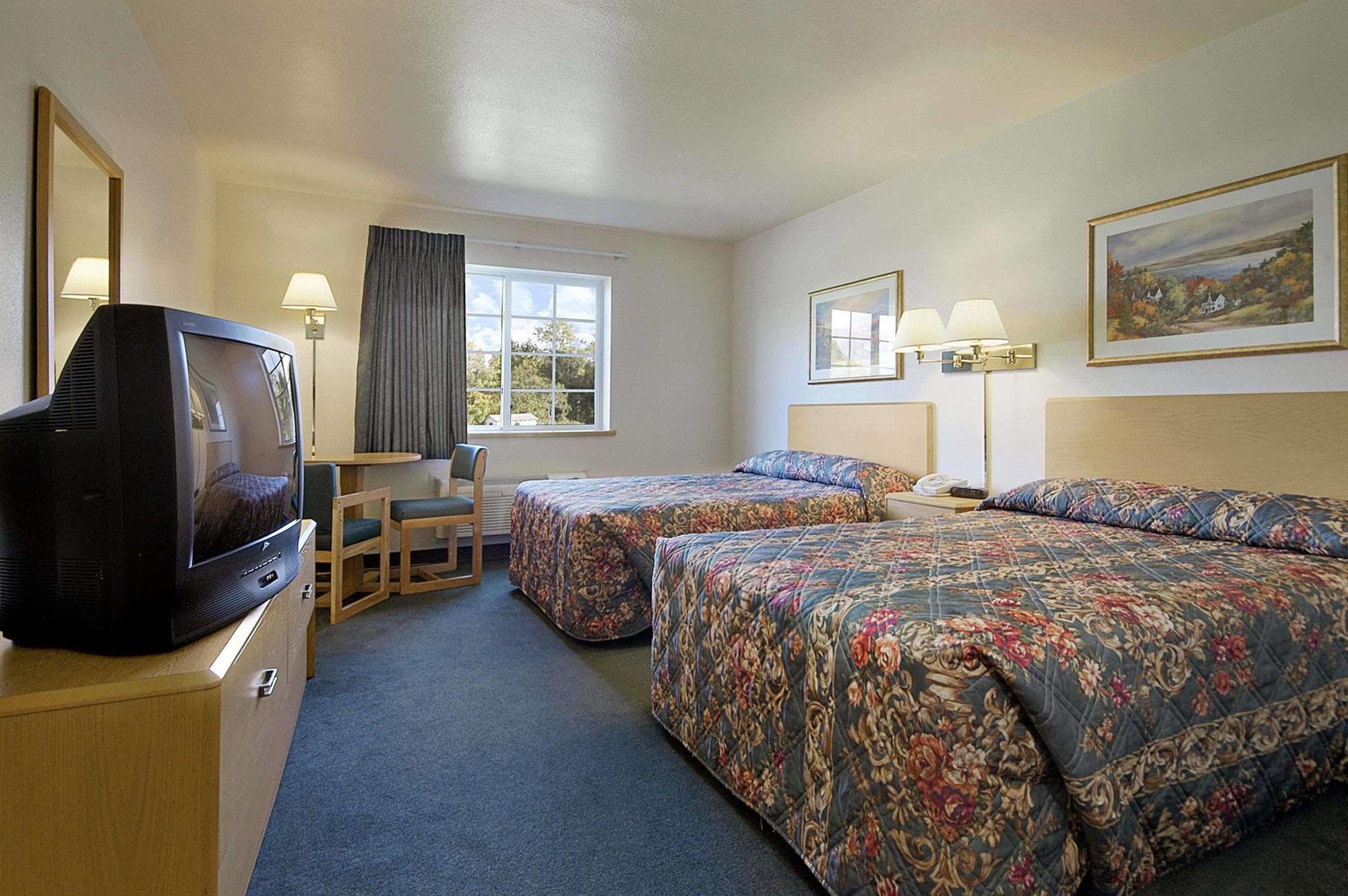 Super 8 By Wyndham Ava Motel Bagian luar foto