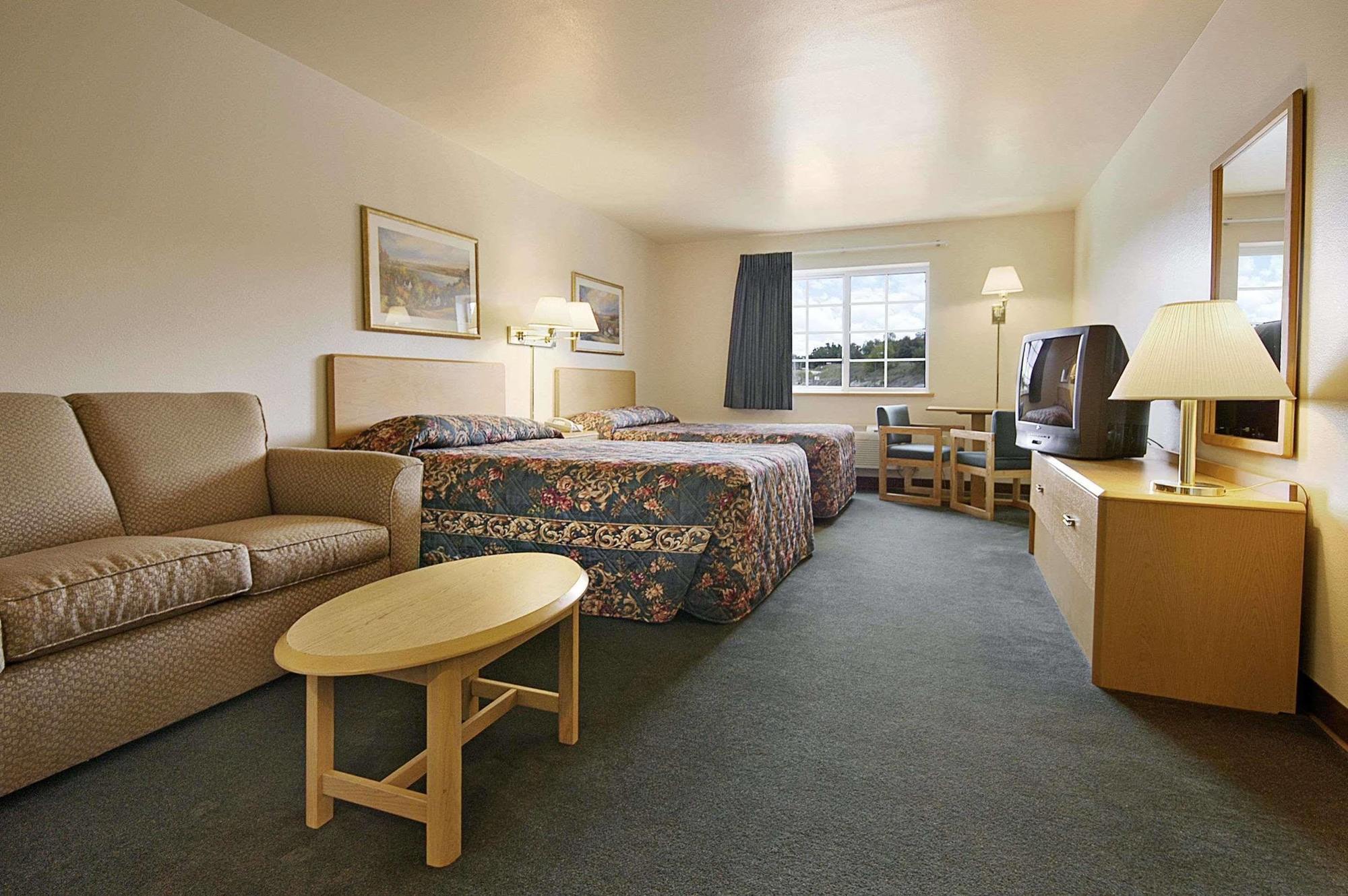 Super 8 By Wyndham Ava Motel Bagian luar foto